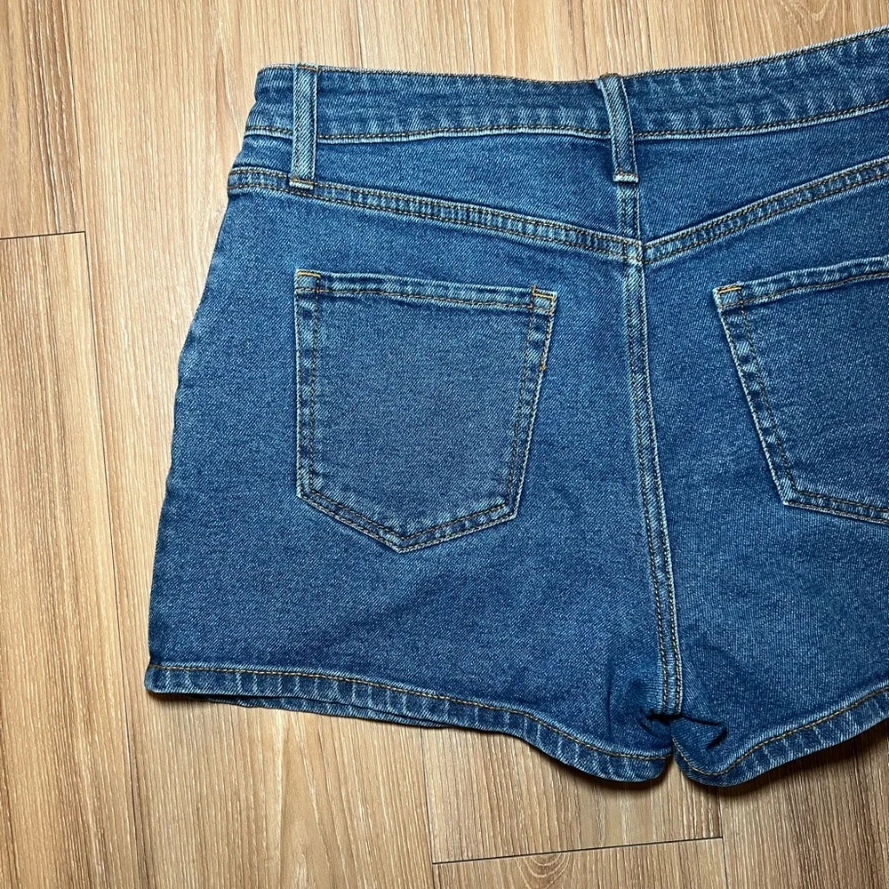 Short Blue Denim Shorts Size 4 - Picture 6 of 6